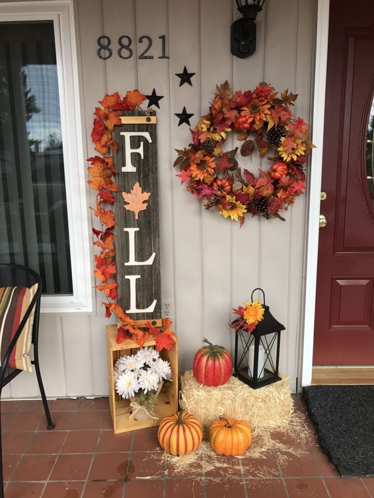 Gorgeous 24 front porch decorate ideas for fall | The Princess Home