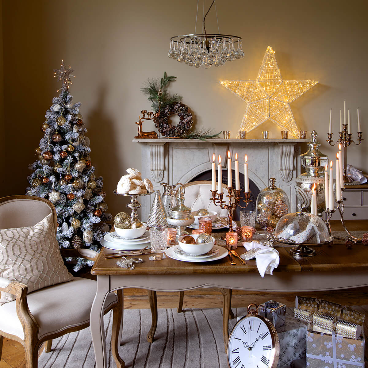 23 Timeless Gold Christmas Decor Ideas - DigsDigs