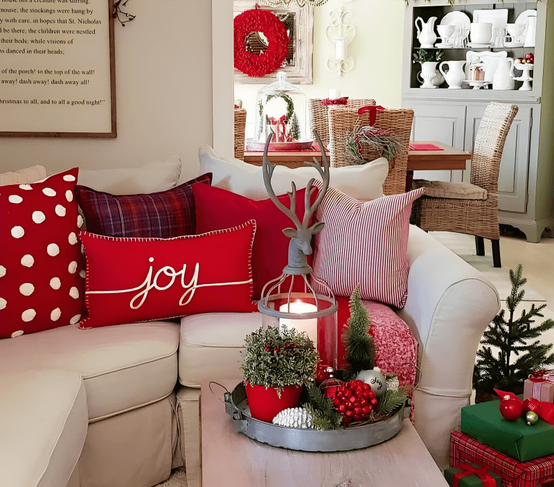 Christmas Coffee Table Decor Ideas That Won't Break the Bank